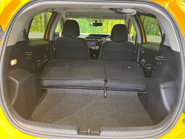 2016 Toyota Aqua DAA-NHP10 (UW-6a3605286a2f4)[18]