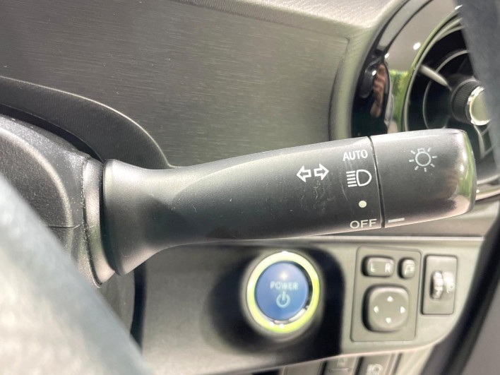 2016 Toyota Aqua DAA-NHP10 (UW-6a36052a1f9d6)[28]