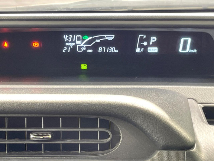 2016 Toyota Aqua DAA-NHP10 (UW-6a36052a1f9d6)[26]