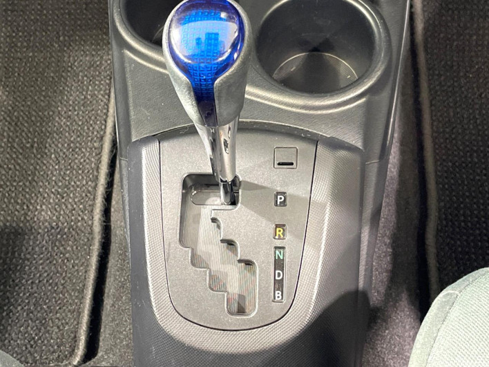 2016 Toyota Aqua DAA-NHP10 (UW-6a36052a1f9d6)[22]
