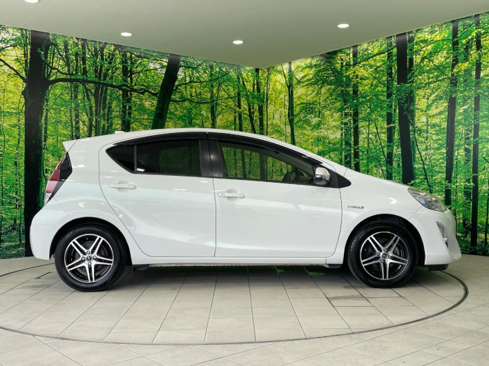 2015 Toyota Aqua DAA-NHP10 (UW-6a36052d997de)[10]