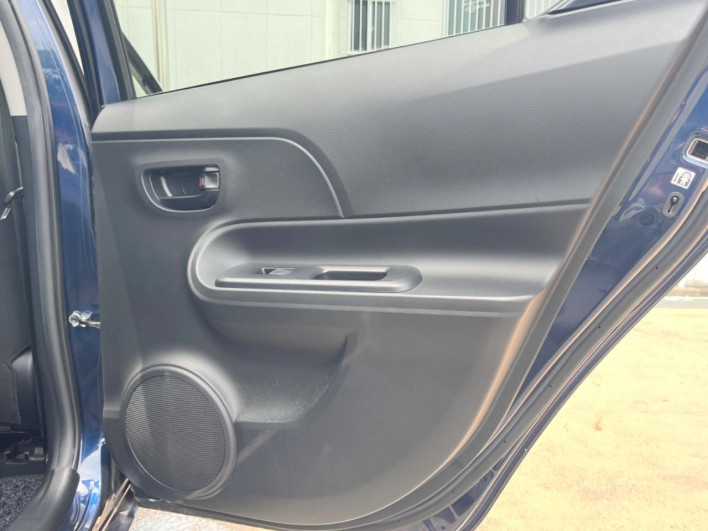 2016 Toyota Aqua DAA-NHP10 (UW-6a36052de815c)[20]