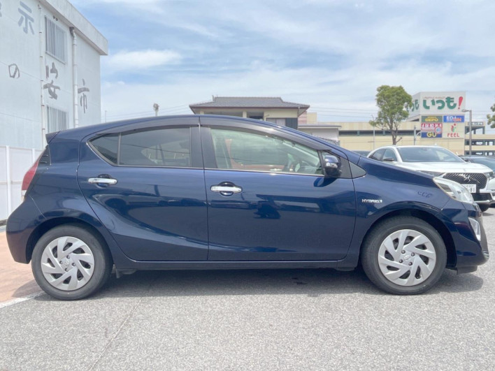 2016 Toyota Aqua DAA-NHP10 (UW-6a36052de815c)[11]
