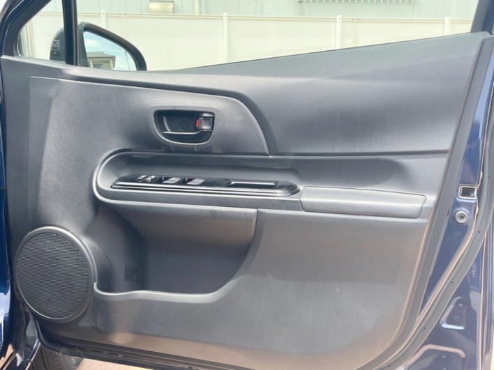 2016 Toyota Aqua DAA-NHP10 (UW-6a36052de815c)[21]