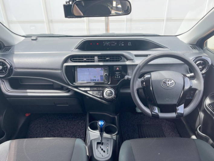 2016 Toyota Aqua DAA-NHP10 (UW-6a36052de815c)[28]