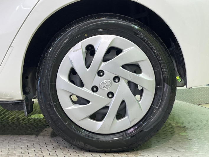 2017 Toyota Aqua DAA-NHP10 (UW-6a36052ea0b59)[5]