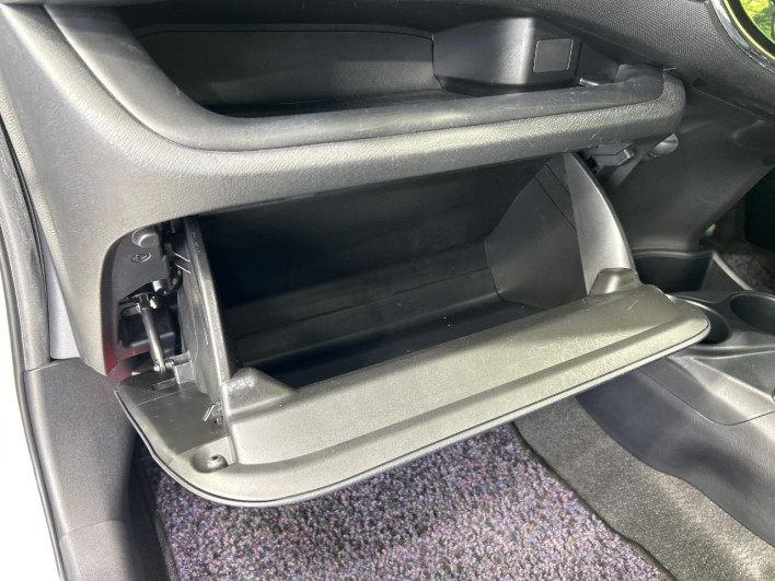 2017 Toyota Aqua DAA-NHP10 (UW-6a36052fb0a36)[6]
