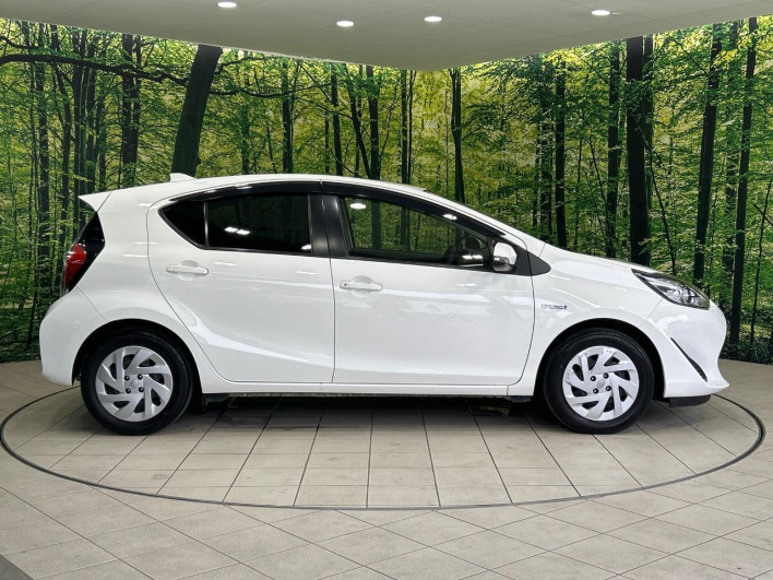 2017 Toyota Aqua DAA-NHP10 (UW-6a36052fb0a36)[18]