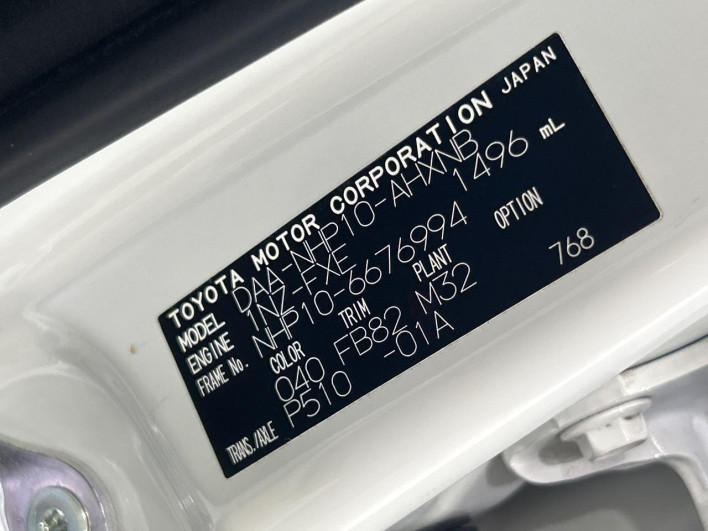 2017 Toyota Aqua DAA-NHP10 (UW-6a36052fb0a36)[1]