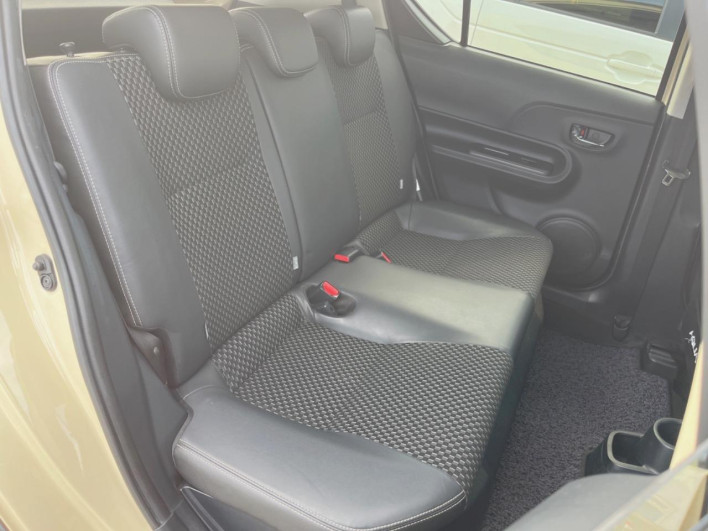 2018 Toyota Aqua DAA-NHP10H (UW-6a360530dc74d)[25]