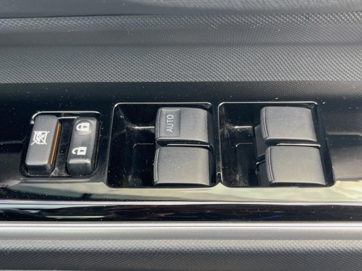 2018 Toyota Aqua DAA-NHP10H (UW-6a360530dc74d)[4]