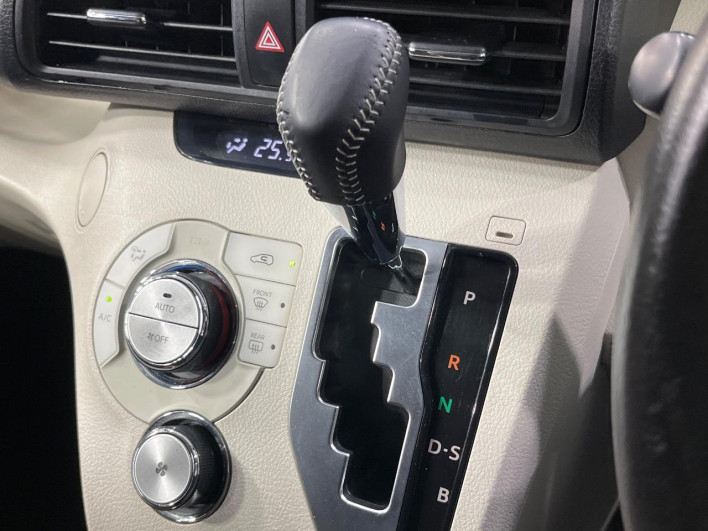 2016 Toyota Sienta DBA-NSP170G (UW-6a36053648338)[26]