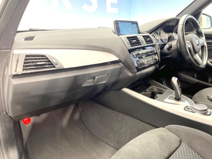 2016 BMW 1 Series LDA-1S20 (UW-6a3605812a80c)[11]