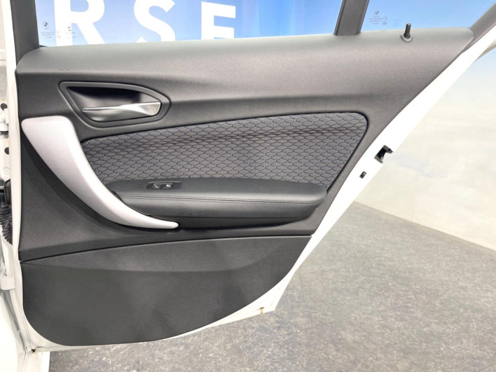 2016 BMW 1 Series LDA-1S20 (UW-6a3605812a80c)[17]