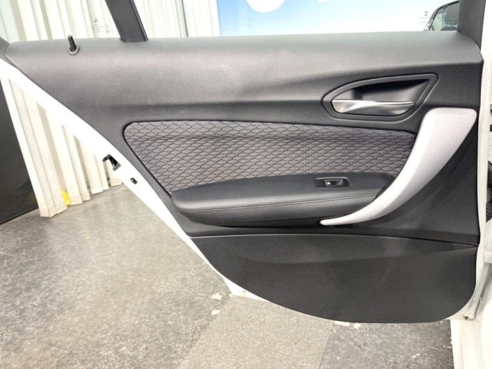 2016 BMW 1 Series LDA-1S20 (UW-6a3605812a80c)[12]