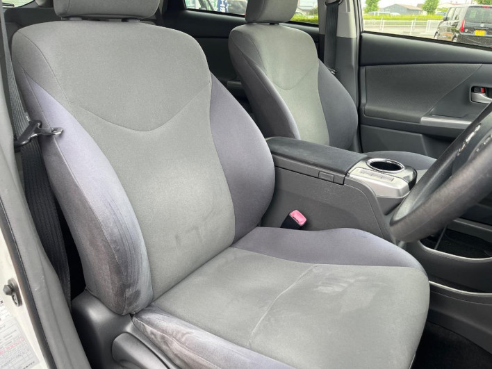 2014 Toyota Prius α DAA-ZVW41W (UW-6a3605b7a74ec)[17]
