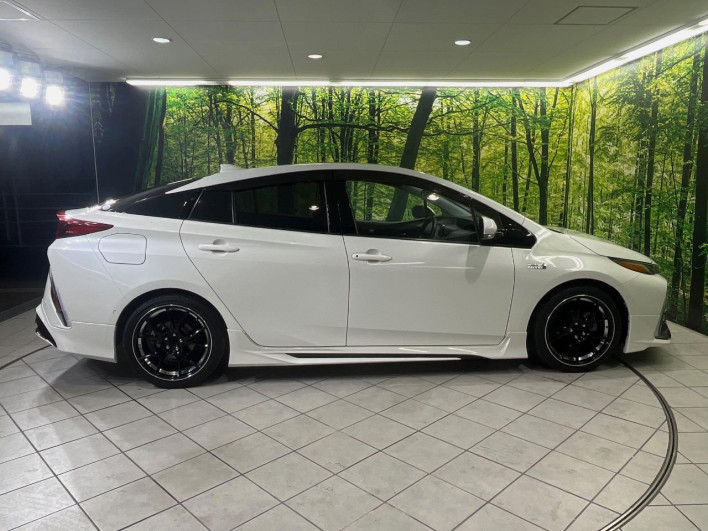 2017 Toyota Prius PHV DLA-ZVW52 (UW-6a3605bff1096)[4]
