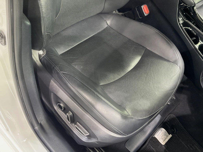 2017 Toyota Prius PHV DLA-ZVW52 (UW-6a3605bff1096)[15]