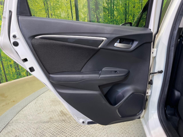 2013 Honda Fit Hybrid DAA-GP5 (UW-6a375559451e6)[22]