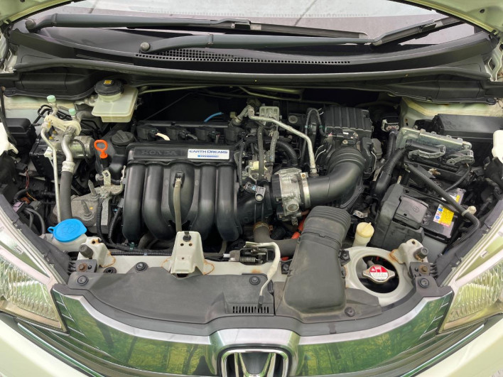 2013 Honda Fit Hybrid DAA-GP5 (UW-6a375559451e6)[4]