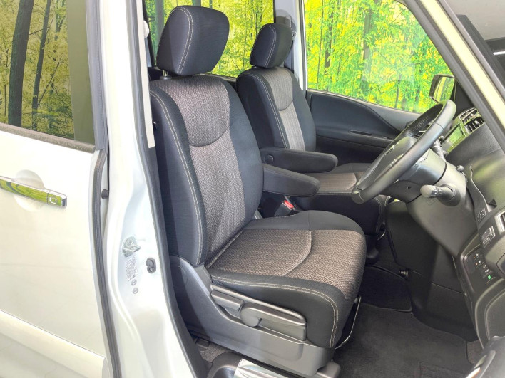 2015 Nissan Serena DAA-HFC26 (UW-6a3755745042f)[14]