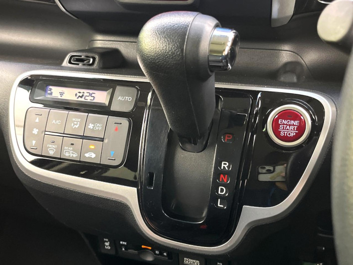 2016 Honda N-BOX CUSTOM DBA-JF1 (UW-6a3755875f33b)[17]