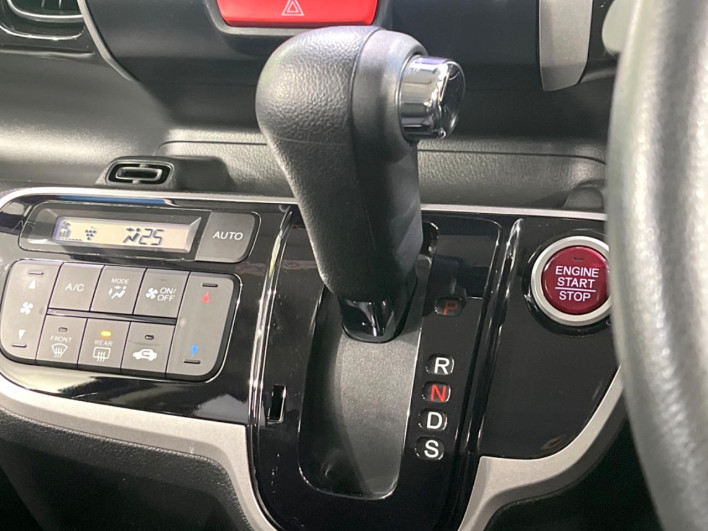 2014 Honda N-BOX CUSTOM DBA-JF1 (UW-6a375589bea5f)[22]