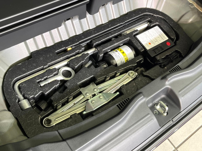 2016 Honda N-BOX CUSTOM DBA-JF1 (UW-6a37558af3af6)[9]