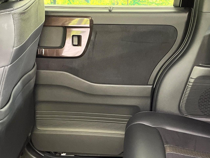 2019 Honda N-BOX CUSTOM DBA-JF3 (UW-6a375594b737e)[12]