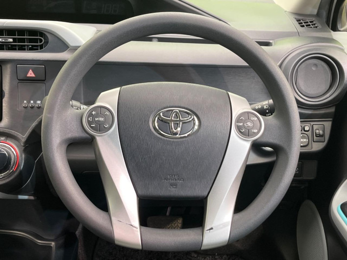 2013 Toyota Aqua DAA-NHP10 (UW-6a37567aa7311)[28]