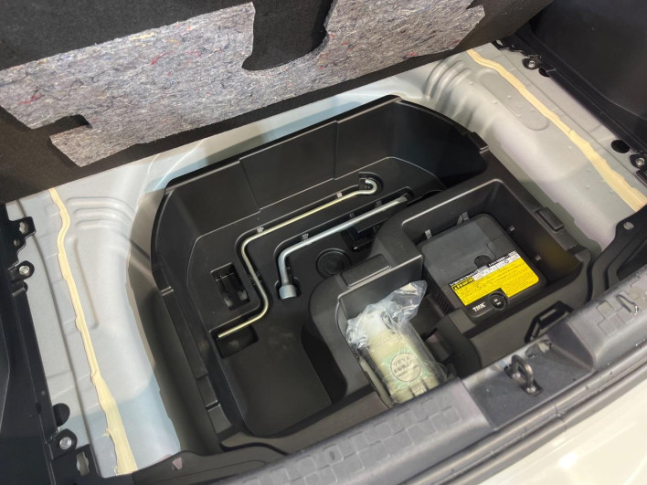 2013 Toyota Aqua DAA-NHP10 (UW-6a37567aa7311)[19]