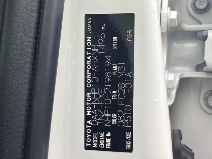 2013 Toyota Aqua DAA-NHP10 (UW-6a37567aa7311)[1]