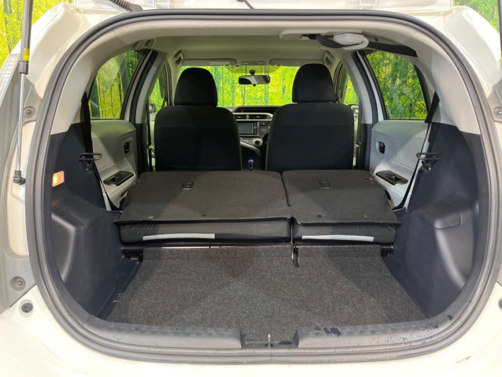 2013 Toyota Aqua DAA-NHP10 (UW-6a37567aa7311)[18]