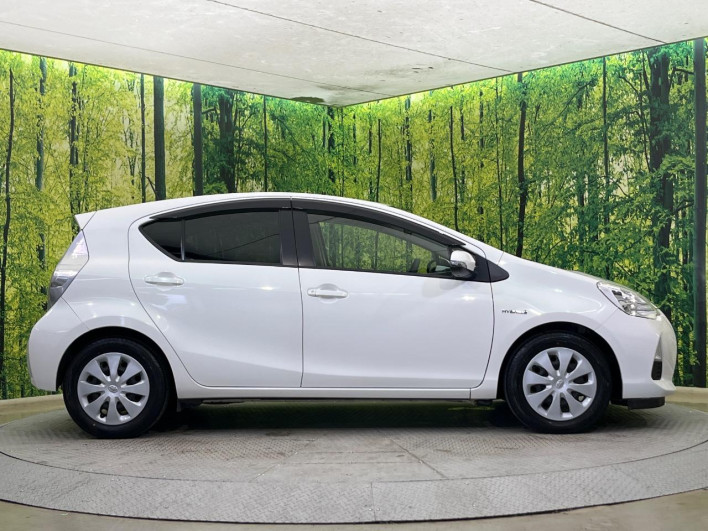 2013 Toyota Aqua DAA-NHP10 (UW-6a37567aa7311)[11]