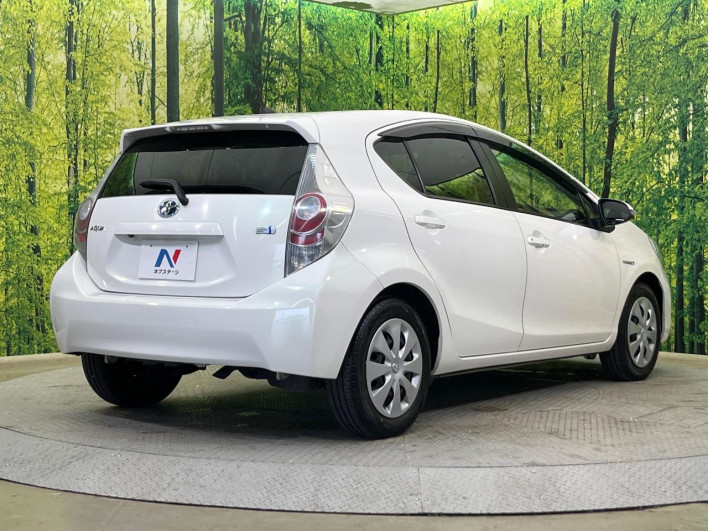 2013 Toyota Aqua DAA-NHP10 (UW-6a37567aa7311)[12]