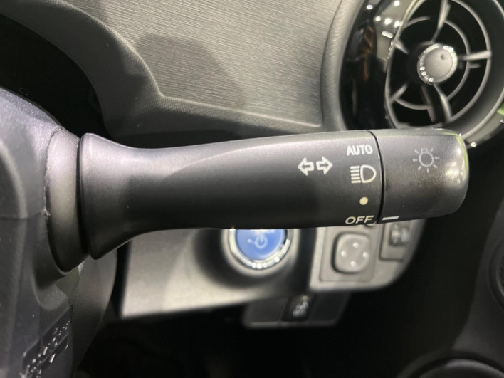2015 Toyota Aqua DAA-NHP10 (UW-6a37567c4c912)[21]