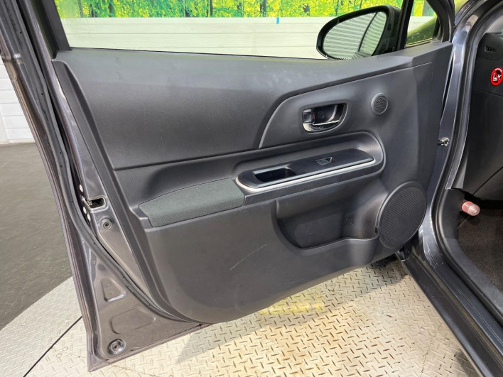 2013 Toyota Aqua DAA-NHP10 (UW-6a37567fd25d4)[18]
