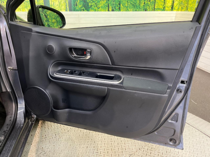 2013 Toyota Aqua DAA-NHP10 (UW-6a37567fd25d4)[16]