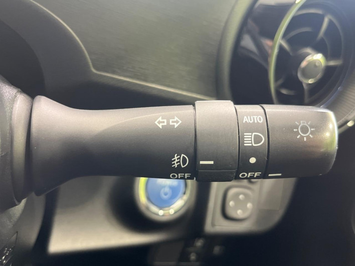 2017 Toyota Aqua DAA-NHP10 (UW-6a375684e1093)[25]