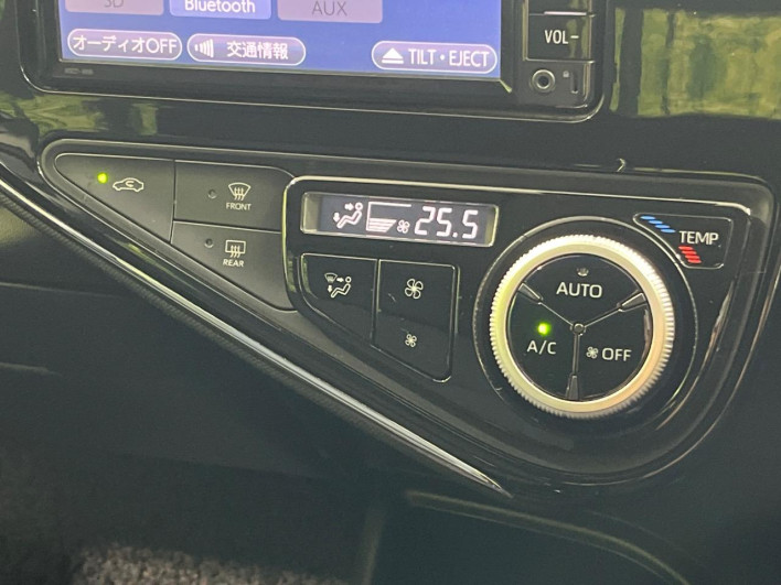 2017 Toyota Aqua DAA-NHP10 (UW-6a375684e1093)[21]