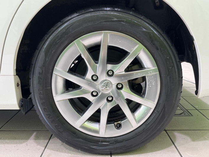 2014 Toyota Prius α DAA-ZVW41W (UW-6a3756f863fd4)[11]