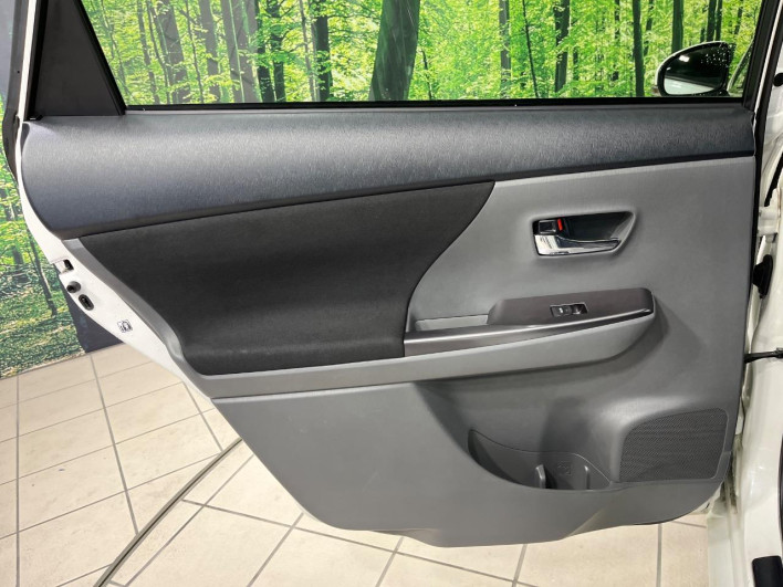 2014 Toyota Prius α DAA-ZVW41W (UW-6a3756f863fd4)[17]