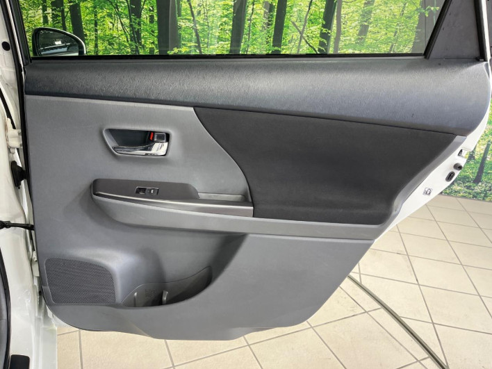 2014 Toyota Prius α DAA-ZVW41W (UW-6a3756f863fd4)[26]