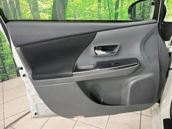 2014 Toyota Prius α DAA-ZVW41W (UW-6a3756f863fd4)[16]