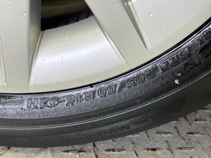 2015 Toyota Prius α DAA-ZVW41W (UW-6a3756f90c172)[17]