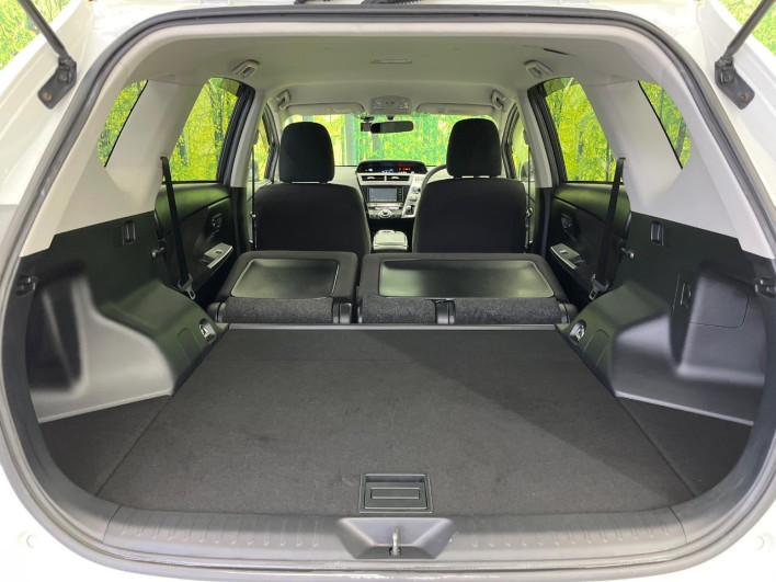2015 Toyota Prius α DAA-ZVW41W (UW-6a3756f90c172)[29]