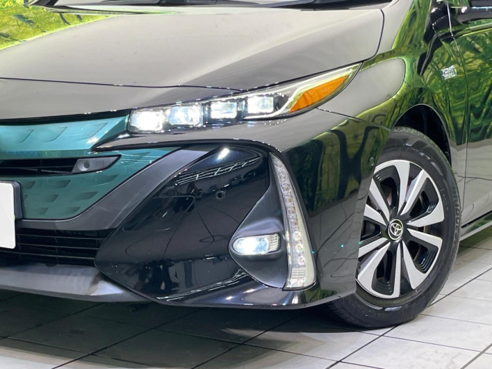 2017 Toyota Prius PHV DLA-ZVW52 (UW-6a375700b7e51)[14]