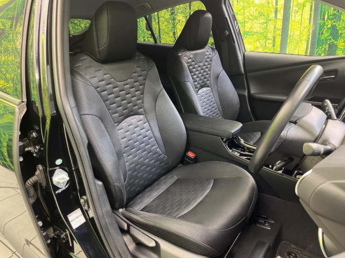 2017 Toyota Prius PHV DLA-ZVW52 (UW-6a375700b7e51)[24]