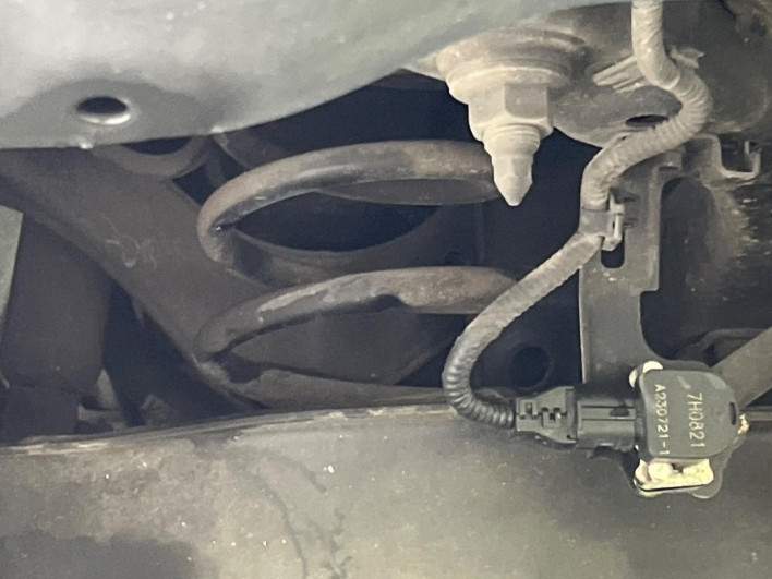 2017 Toyota Prius PHV DLA-ZVW52 (UW-6a375700b7e51)[20]