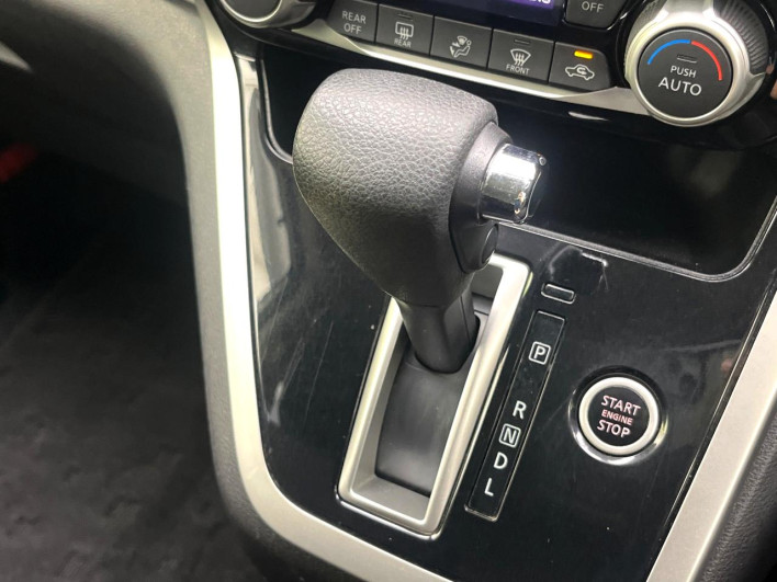 2017 Nissan Serena DAA-GFC27 (UW-6a3b4a13dde83)[21]